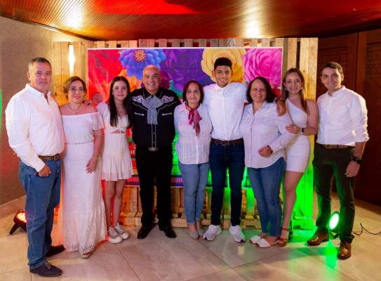 La familia de cumpleañero: Hugo, Marisol, Daniela, Sergio, María del Carmen, Allan Andrés, Claudia, Rosalba y Eduardo José.