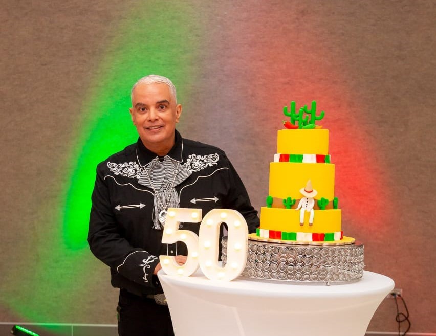 Sergio López Navarro festejó sus 50 años al estilo mexicano