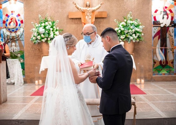 Andrea y Norman unen sus vidas ante Dios en una boda de inspiración romántica