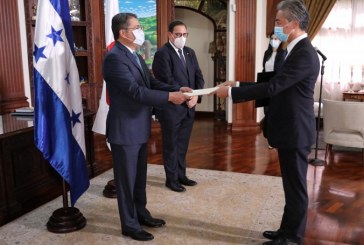 Seis nuevos embajadores presentan cartas credenciales al presidente Hernández