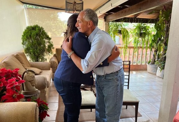 Con efusivo abrazo felicita “Tito” Asfura a la presidenta electa Xiomara Castro por el triunfo