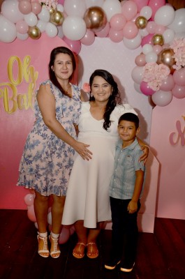 Detalles en rosa para el tierno baby shower de Tania Orellana