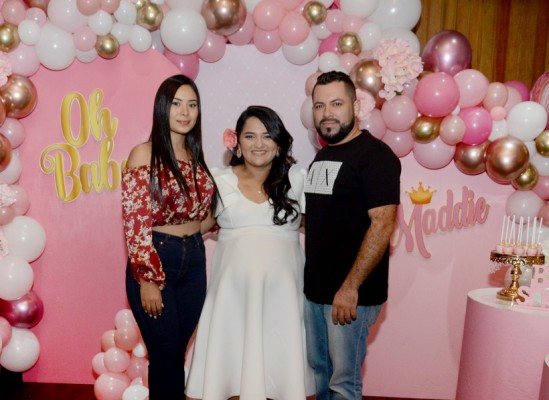 Detalles en rosa para el tierno baby shower de Tania Orellana
