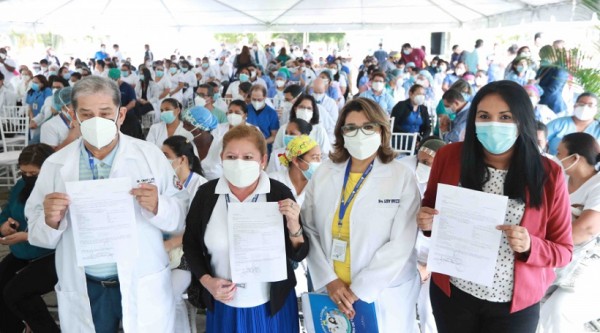 Inician entrega de nombramientos permanentes a trabajadores de salud en San Pedro Sula