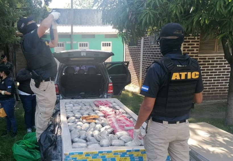 Por transportar 998 paquetes de marihuana oculta en láminas de tabla yeso, les dictan detención judicial