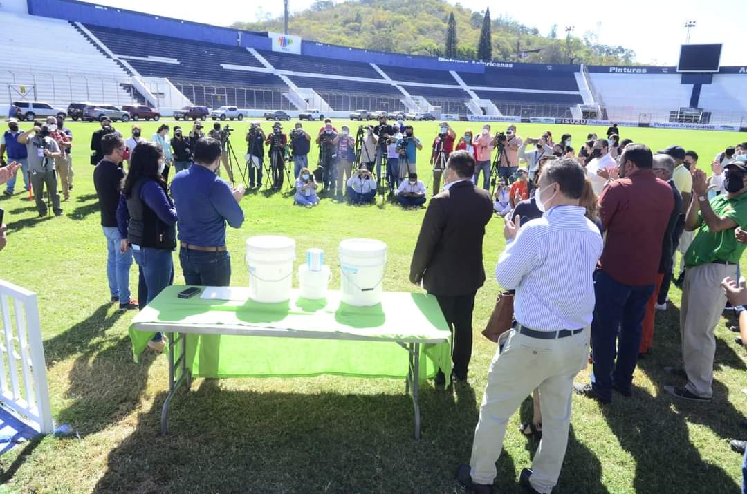 Inicia pintado del Estadio Nacional en azul turquesa para traspaso de mando Presidencial