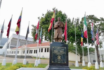 Develan monumento en bronce de José Cecilio del Valle en Plaza de Las Banderas de San Pedro Sula