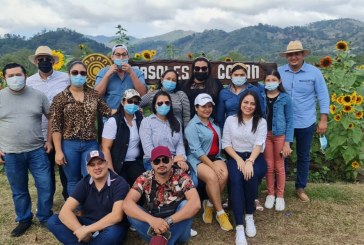 Colaboradores de Aptiv Services disfrutan de la belleza del “Paseo de los Girasoles” en Copán Ruinas