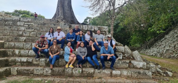Colaboradores de Aptiv Services disfrutan de la belleza del "Paseo de los Girasoles" en Copán Ruinas