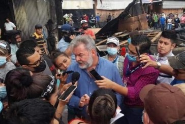 Roberto Contreras, Alcalde electo de SPS, ofrece apoyo a locatarios que perdieron sus pequeños negocios a causa de incendio
