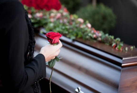 Hombre regresa a casa y se entera que su familia volvía de su propio entierro