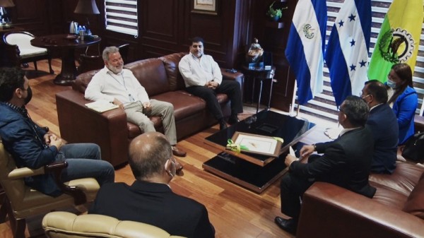 Alcalde de San Pedro Sula recibe visita oficial del embajador de El Salvador