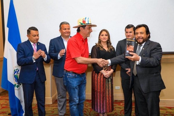 Empresarios isleños agradecen donación de vacunas al presidente salvadoreño