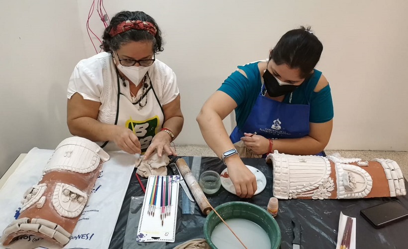 Mujeres emprendedoras reciben taller de decoración de teja