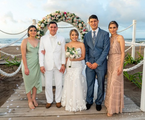 La boda de Roberto y Carlota… única y diferente teniendo como testigo las olas del mar