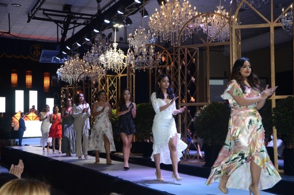 Belleza, glamur y elegancia en la pasarela del Fashion Show 2022 de la EIS