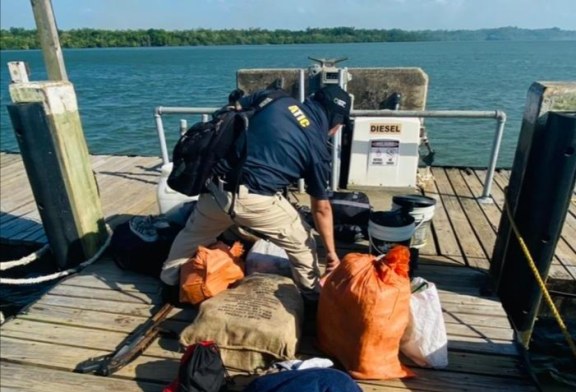 Dos hondureños y un colombiano detenidos con droga y armas en La Mosquitia