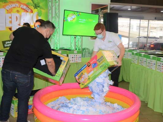 Supermercados La Colonia realiza sorteo de la promoción “Vivamos juntos el verano”