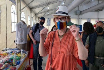 Embajadora de Estados Unidos Laura F. Dogu visita a los emprendedores del Bazar del Sábado