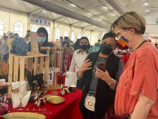 Embajadora de Estados Unidos Laura F. Dogu visita a los emprendedores del Bazar del Sábado
