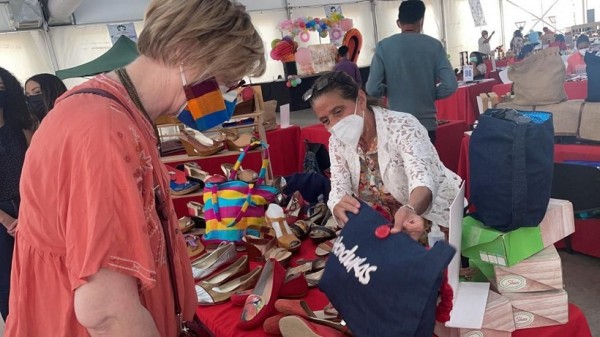 Embajadora de Estados Unidos Laura F. Dogu visita a los emprendedores del Bazar del Sábado