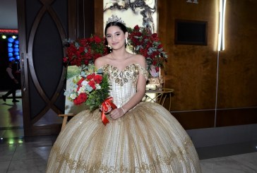 Susana luce radiante en su fiesta de XV años