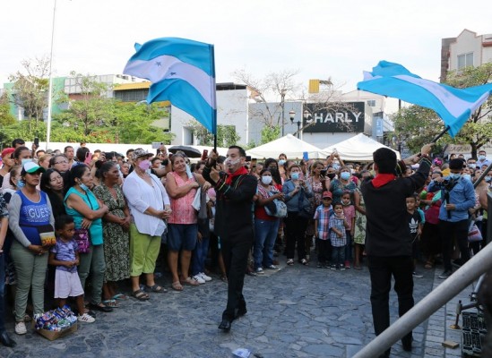 Al ritmo de música de marimba Alcalde Roberto Contreras festeja a las madres sampedranas