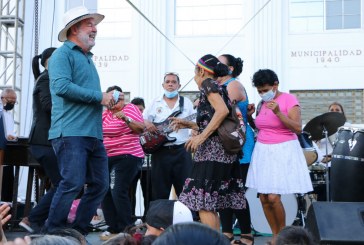 Al ritmo de música de marimba Alcalde Roberto Contreras festeja a las madres sampedranas