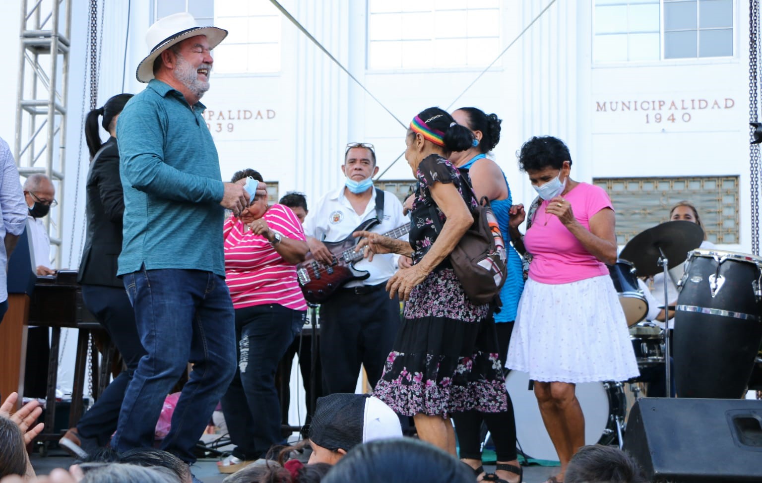Al ritmo de música de marimba Alcalde Roberto Contreras festeja a las madres sampedranas