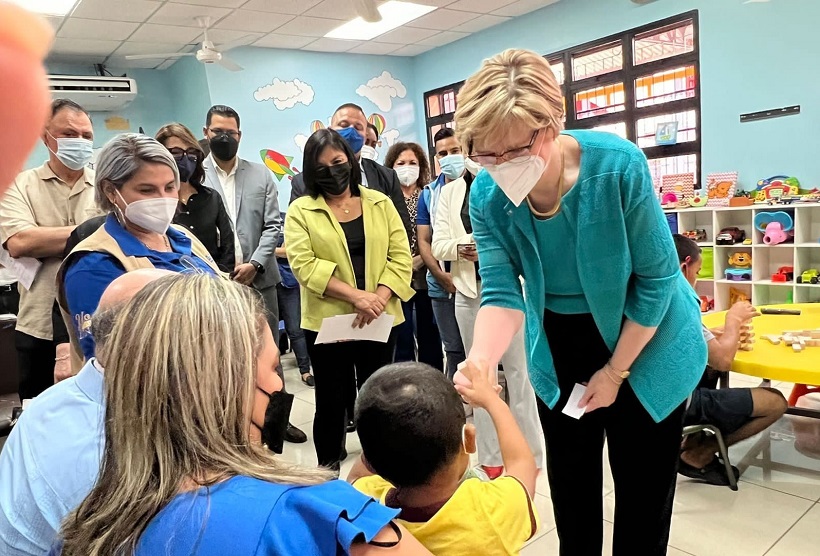 Embajadora de Estados Unidos visita el Centro de Atención a Migrantes Belén