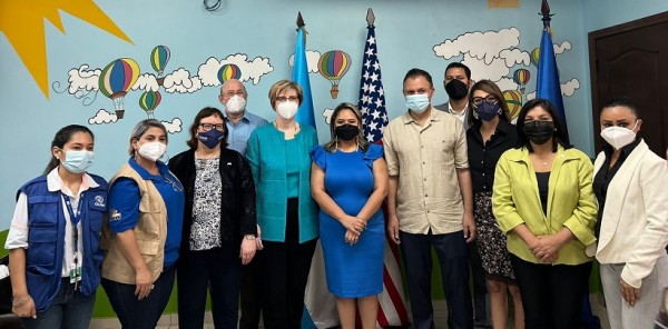 Embajadora de Estados Unidos visita el Centro de Atención a Migrantes Belén