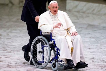 El Papa Francisco aparece en silla de ruedas