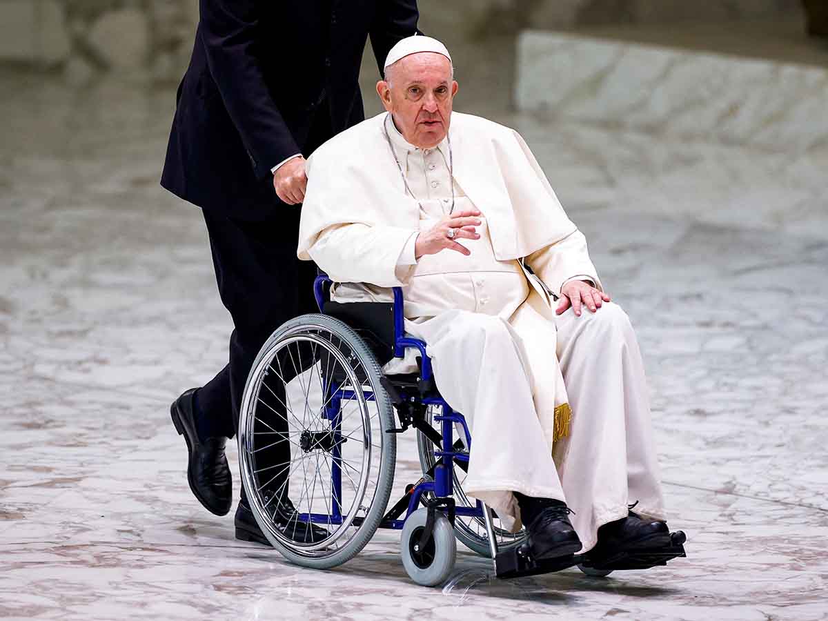 El Papa Francisco aparece en silla de ruedas