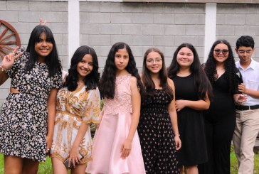 Alegría juvenil en el Sophomore brunch de estudiantes del Instituto Bilingüe El Alba