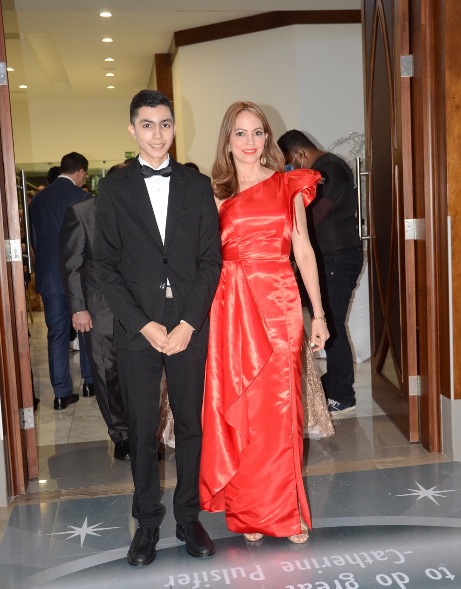 Elegancia y Glamur en la Gala de Graduación de la Escuela Internacional Sampedrana