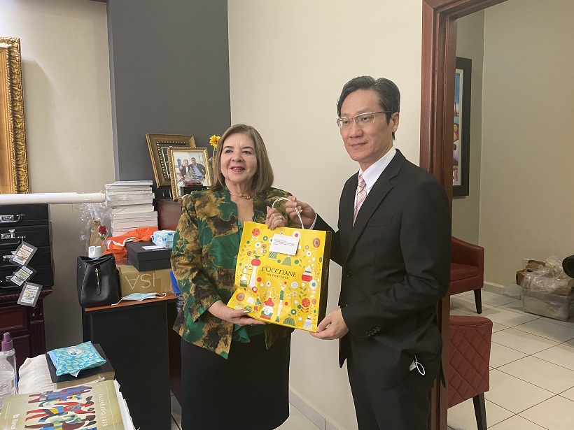 UCENM recibe vista del Cónsul General de la República China (Taiwán) 