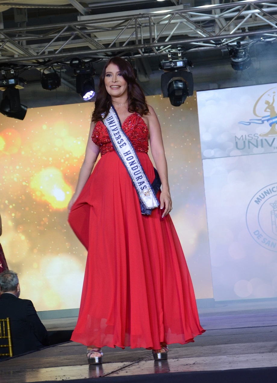 La reina saliente Rose Meléndez impone la corona a la nueva Miss Honduras Universo 2022, Rebeca Rodríguez 