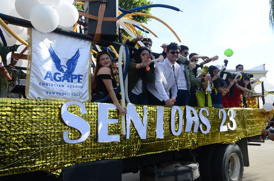 Hollywood inspiró la Seniors Entrance 2023 de la Agape Christian Academy