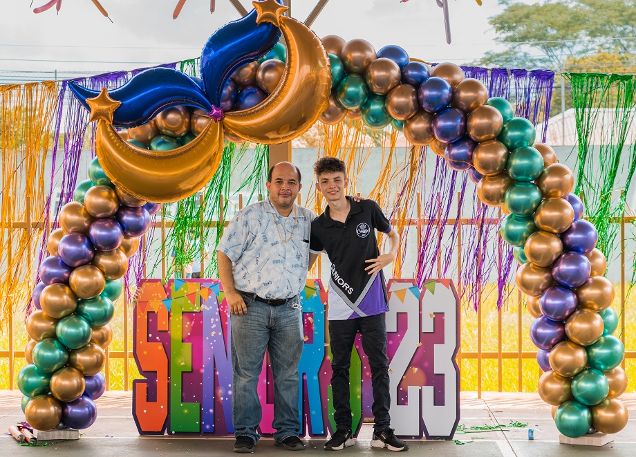 Seniors Entrance estilo carnavalesco protagoniza la Generación 2023 de la Escuela Bilingue Villas del Campo