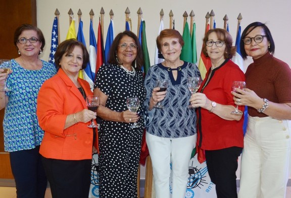 Socias de International Women Club brindan por la fraternidad