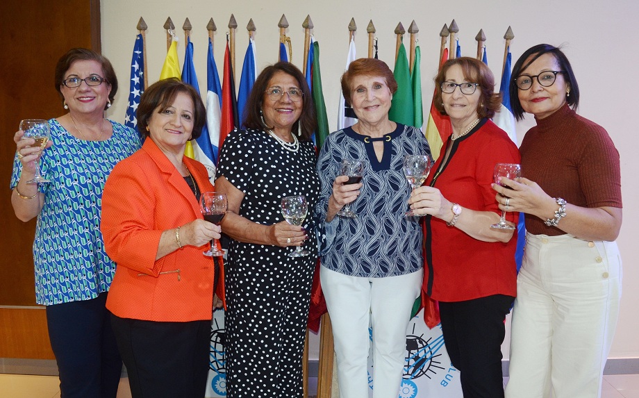 Socias de International Women Club brindan por la fraternidad