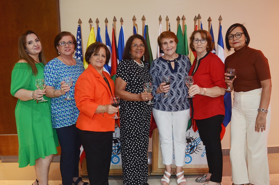 Socias de International Women Club brindan por la fraternidad 
