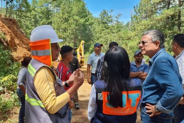 Tomás Vaquero supervisar labores de rehabilitación de vías de acceso a comunidades de Santa Bárbara