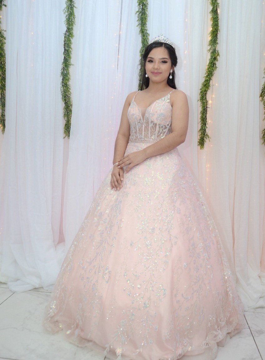 Fascinante noche de quinceañera en honor a Liz Marina Sandoval