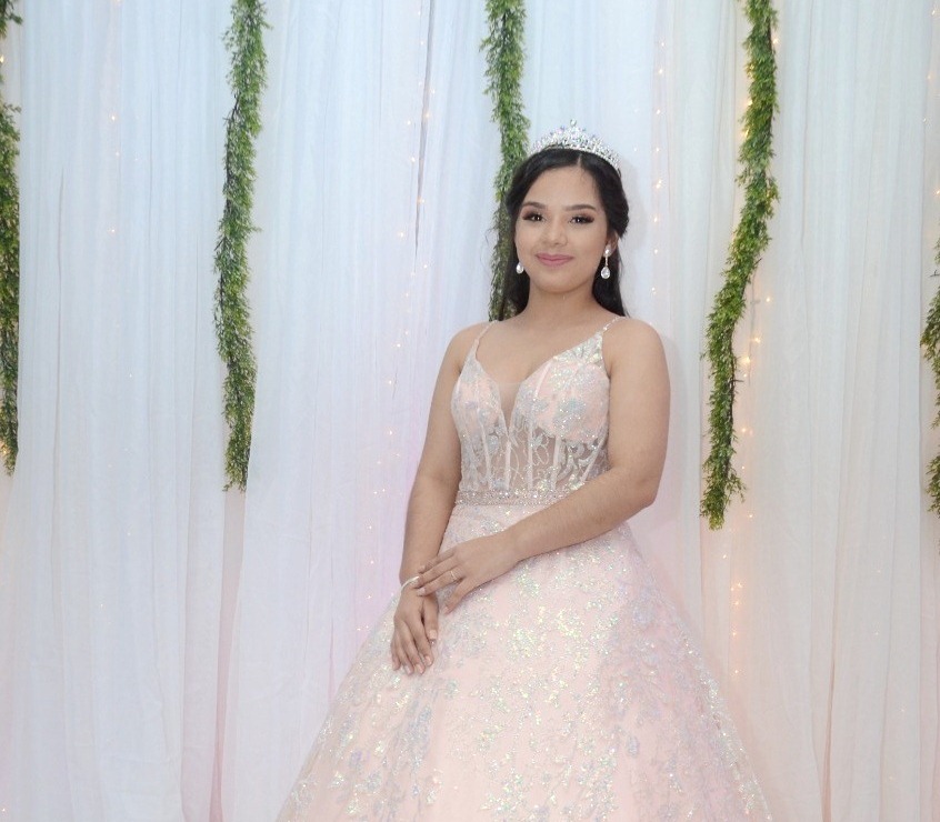 Fascinante noche de quinceañera en honor a Liz Marina Sandoval