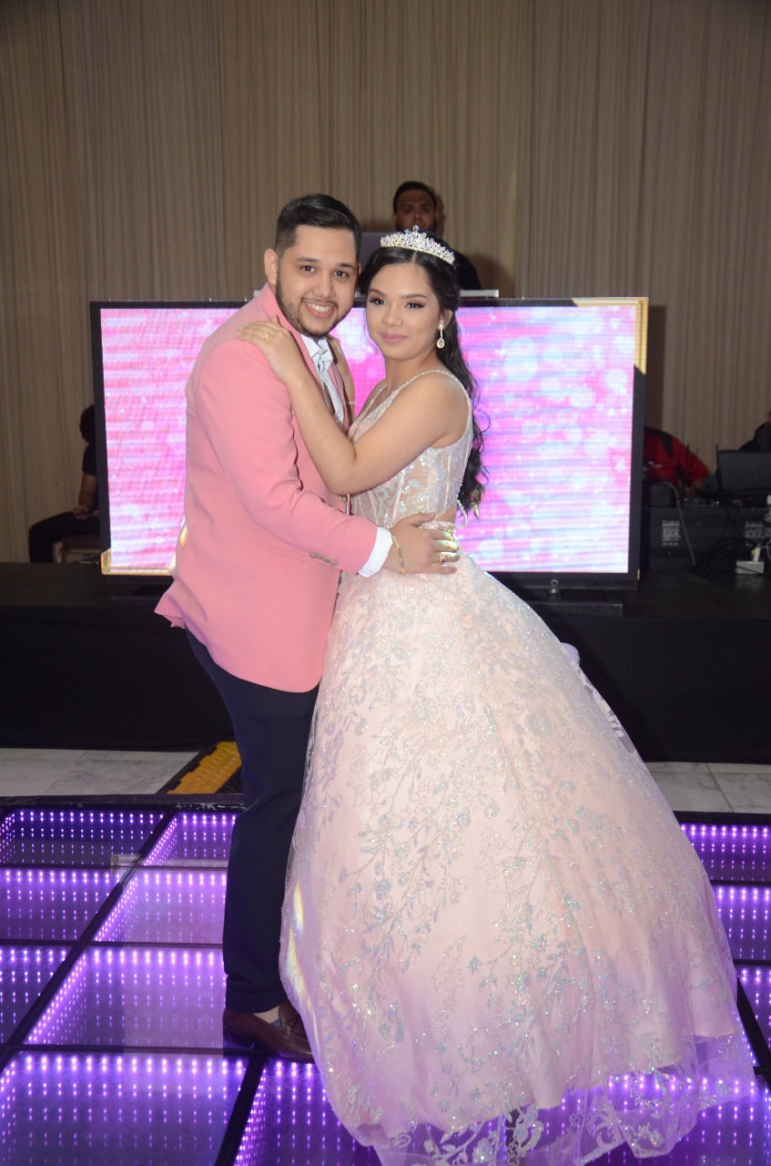Fascinante noche de quinceañera en honor a Liz Marina Sandoval