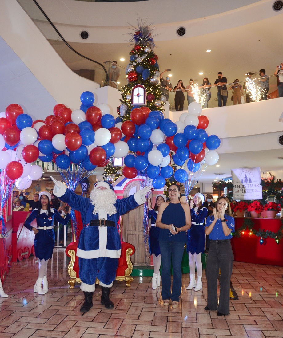 En un ambiente de alegría, Pepsi ilumina la Villa navideña en Mall Galerías del Valle