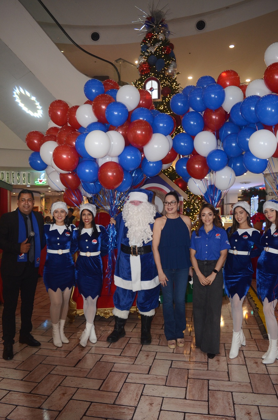 En un ambiente de alegría, Pepsi ilumina la Villa navideña en Mall Galerías del Valle