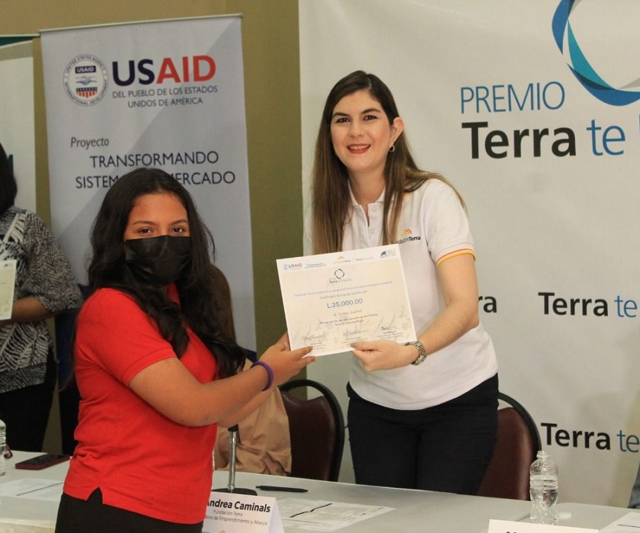 Fundación Terra junto CCIC entregan Premio Terra Te Impulsa: A La Mujer Emprendedora 