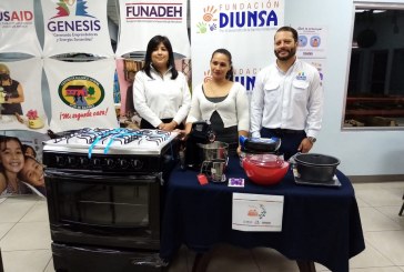 Funadeh en asocio con USAID, a través de su proyecto Genesis y Fundación Diunsa entregan kits de emprendimiento a mujeres